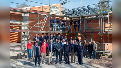 Gemeinsam feierten Vertreter der Löschgruppe Lütmarsen, Ehrengäste, Planer, Handwerker und Mitarbeitende der Stadt Höxter das Richtfest für das neue Feuerwehrgerätehaus vor dem Rohbau des zukunftsweisenden Gebäudes. (Foto: Stadt Höxter)