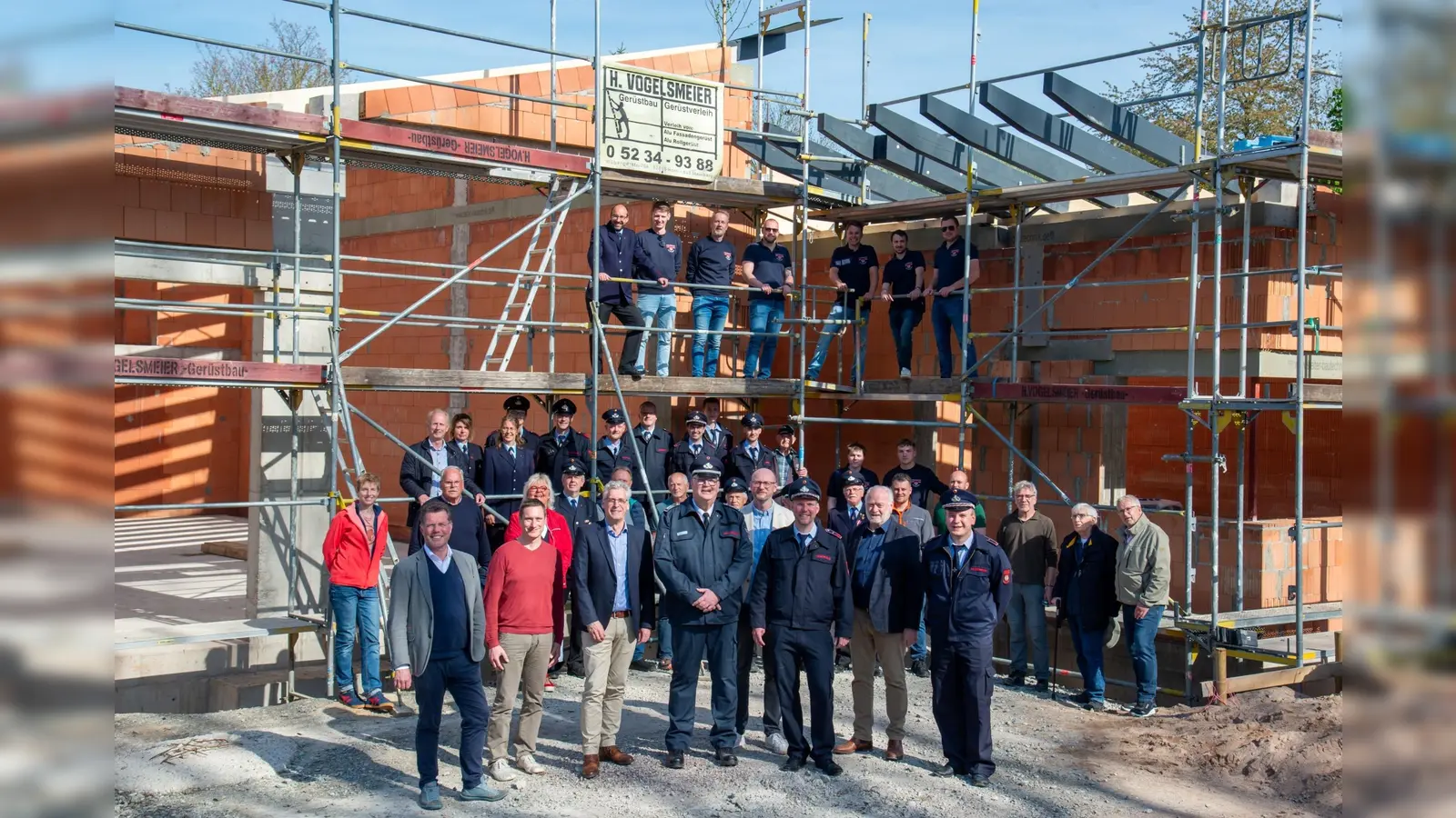 Gemeinsam feierten Vertreter der Löschgruppe Lütmarsen, Ehrengäste, Planer, Handwerker und Mitarbeitende der Stadt Höxter das Richtfest für das neue Feuerwehrgerätehaus vor dem Rohbau des zukunftsweisenden Gebäudes. (Foto: Stadt Höxter)