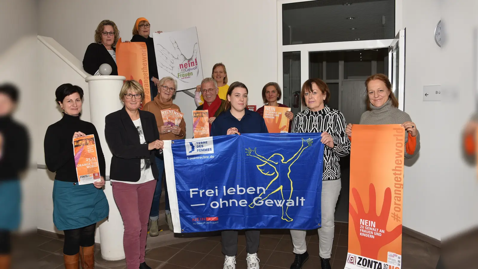 Das Frauennetzwerk Höxter, die Bäckerei Engel, der Zonta-Club und die Gleichstellungsbeauftragte der Stadt Höxter präsentieren das Aktionsprogramm zum Intern. Tag gegen Gewalt an Frauen in Höxter. (Foto: Stadt Höxter)