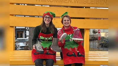 Selina Knipping und Dorothee Esser-Link (v.l.) vom Lenkungsteam der Warburger Hanse bei den Vorbereitungen für die Adventszeit. (Foto: Warburger Hanse / privat )