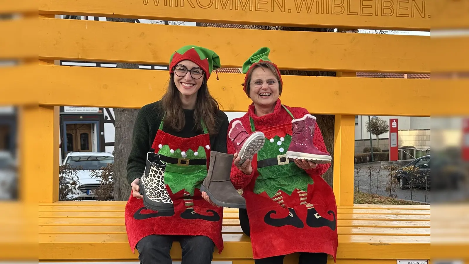 Selina Knipping und Dorothee Esser-Link (v.l.) vom Lenkungsteam der Warburger Hanse bei den Vorbereitungen für die Adventszeit. (Foto: Warburger Hanse / privat )