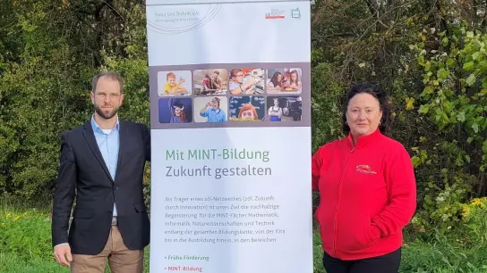Das Foto zeigt Nils Dorn, Vorstandsmitglied Natur und Technik e.V., und Andrea Gründer, Koordinatorin des Bunten Klassenzimmers NRW auf der Landesgartenschau Höxter . (Foto: Verein Natur und Technik e.V.)