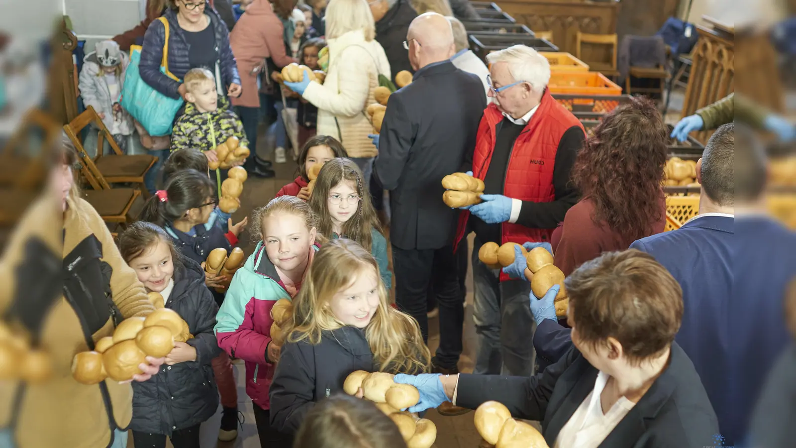Strahlende Kinderaugen bei der Verteilung der Stutewecken: Laut Überlieferung werden bereits seit fast 600 Jahren die traditionellen Brötchen an die Kinder in der Dornröschenstadt verteilt. (Foto: Stefan Bönning)
