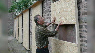 Tischler und Ingenieur Georg Pietsch bei der Arbeit: Er hat die Einhausungen für die in die Grabplatten konstruiert. (Foto: Pastoralverbund Corvey / privat)