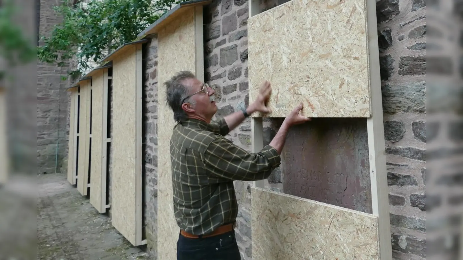 Tischler und Ingenieur Georg Pietsch bei der Arbeit: Er hat die Einhausungen für die in die Grabplatten konstruiert. (Foto: Pastoralverbund Corvey / privat)