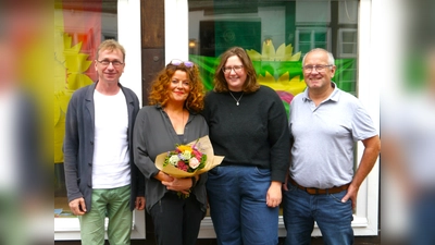 Geschäftsführer Ludger Roters und die Vorsitzenden Meike Brauer und Josef Schlüter begrüßen die neue Mitarbeiterin Silke Bambach.  (Foto: privat)