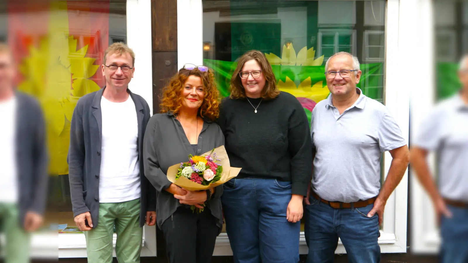 Geschäftsführer Ludger Roters und die Vorsitzenden Meike Brauer und Josef Schlüter begrüßen die neue Mitarbeiterin Silke Bambach.  (Foto: privat)