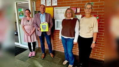 Ein AED ist auch direkt an der Info des Kreisverwaltungshauptgebäude zu finden. V. l.: Denise Kupzog (Arbeitsschutz des Landkreises Holzminden), Landrat Michael Schünemann, Erste Kreisrätin Sarah Humburg und Personalbereichsleiterin Claudia Bonefeld. (Foto: Landkreis Holzminden)