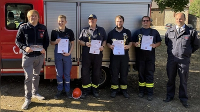 Patrick Sievering (Leiter der Jugendfeuerwehr), Niklas Bielefeld (Jugendfeuerwehr), Hans-Georg Weinholz (Löschgruppe Großenbreden/Kleinenbreden), Alexander Sievering (Löschgruppe Bredenborn), Johannes Gröne (Löschgruppe Vörden), Jens Markus (Löschgruppe Bremerberg/Eilversen). (Foto: Stadt Marienmünster)