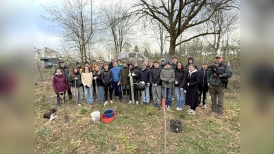 Voller Tatendrang: Die Schülerinnen und Schüler der Klasse 8B des Hüffertgymnasiums packten kräftig mit an, um den Warburger Stadtwald weiter wachsen zu lassen.  (Foto: Hansestadt Warburg)