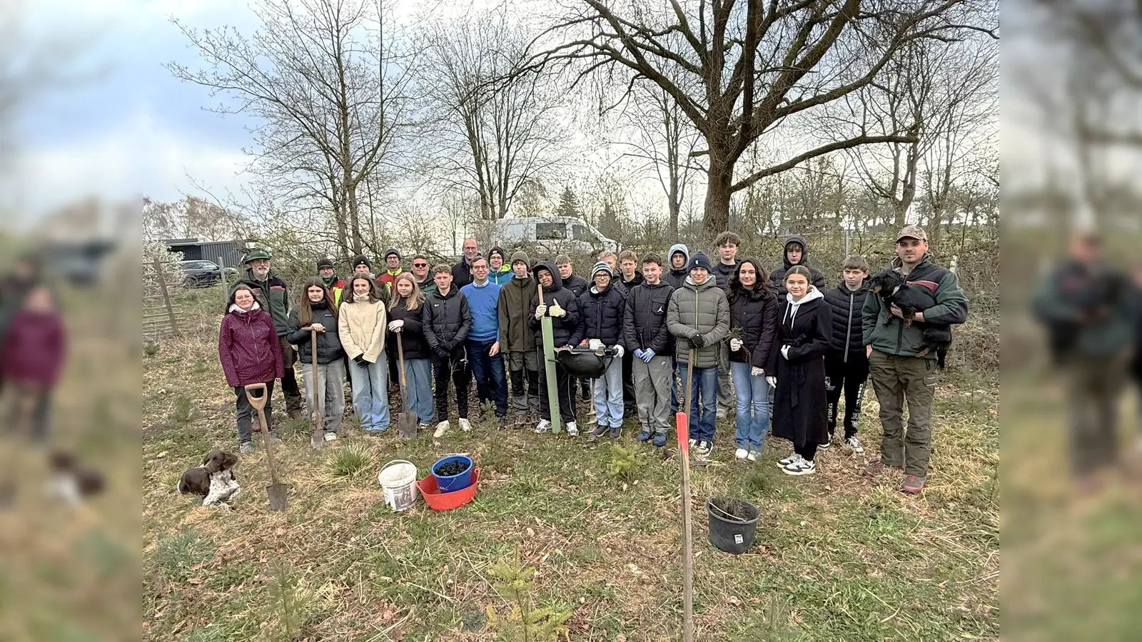 Voller Tatendrang: Die Schülerinnen und Schüler der Klasse 8B des Hüffertgymnasiums packten kräftig mit an, um den Warburger Stadtwald weiter wachsen zu lassen.  (Foto: Hansestadt Warburg)