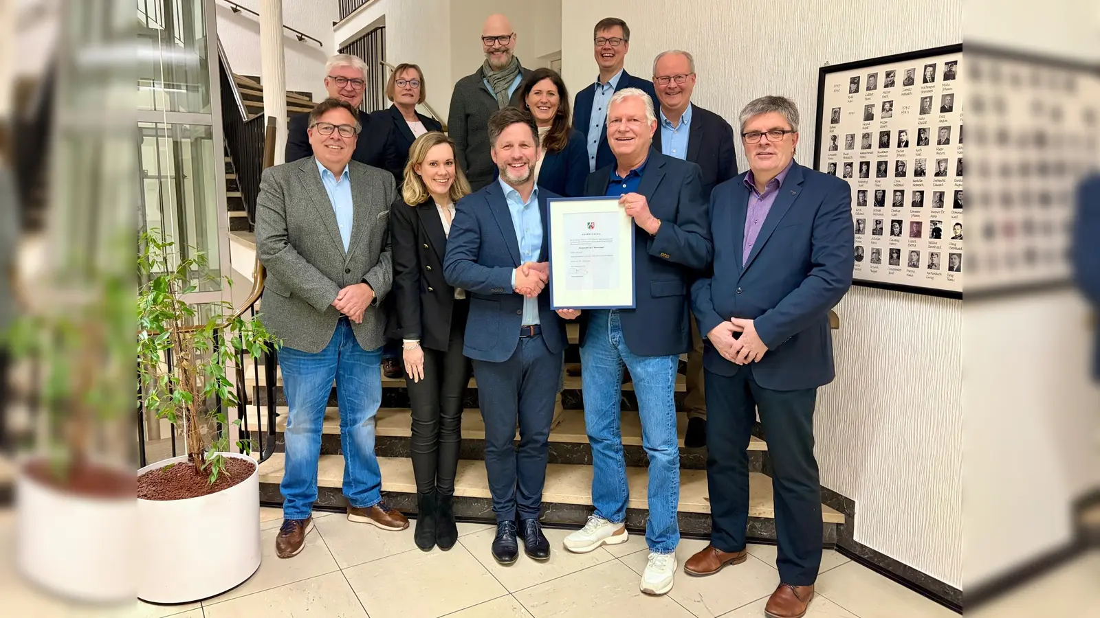 Bürgermeister Tino Wenkel erhält die Anerkennungsurkunde der Bezirksregierung ausgehändigt vom Stifter Sebastian Ellinghaus. (Foto: Stadt Beverungen)