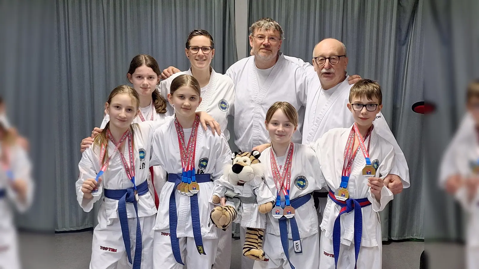 Gelungene Generalprobe für die Kampfsportgemeinschaft Boffzen/Fürstenberg beim Turnier in Dortmund (vorne v.l.): Isabella Malena, Marina Eckert, Kira Bost und Janneck Weyer sowie (dahinter v.l.) Lucy Bost und das Trainerteam mit Natalie Wiesner, Stefan Laufenburg und Günter Potthast. (Foto: MTV Boffzen)