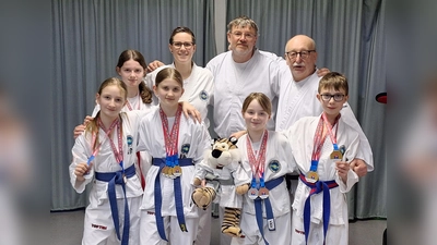 Gelungene Generalprobe für die Kampfsportgemeinschaft Boffzen/Fürstenberg beim Turnier in Dortmund (vorne v.l.): Isabella Malena, Marina Eckert, Kira Bost und Janneck Weyer sowie (dahinter v.l.) Lucy Bost und das Trainerteam mit Natalie Wiesner, Stefan Laufenburg und Günter Potthast. (Foto: MTV Boffzen)