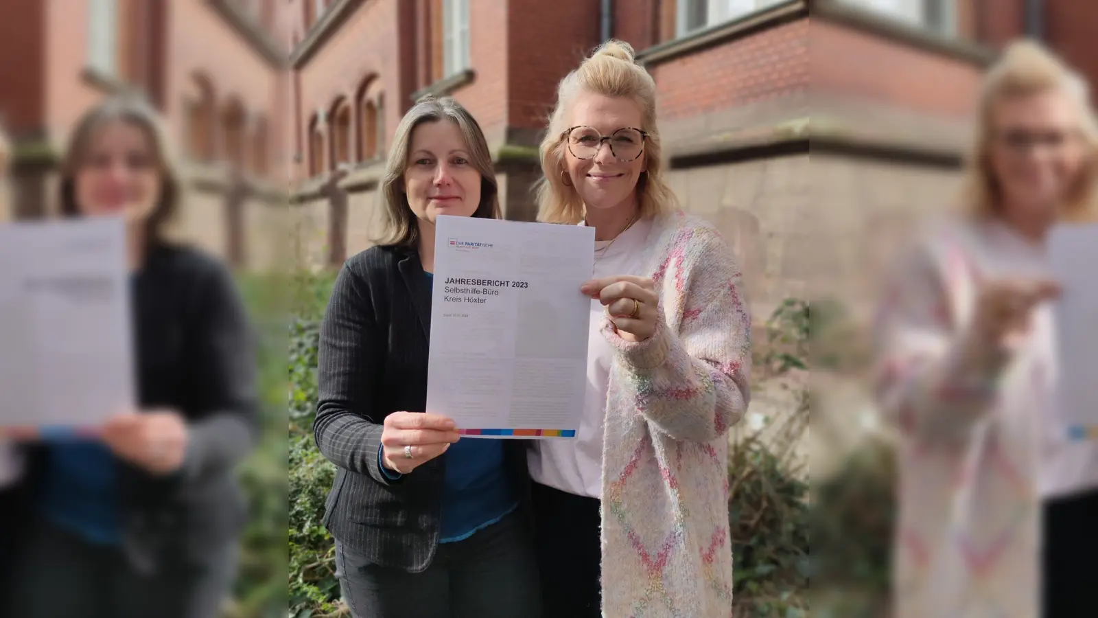 Cornelia Pätzold (Fachkraft im Selbsthilfe-Büro) und Kathrin Groppe (Sachbearbeiterin) präsentieren den Jahresbericht 2023. (Foto: privat)