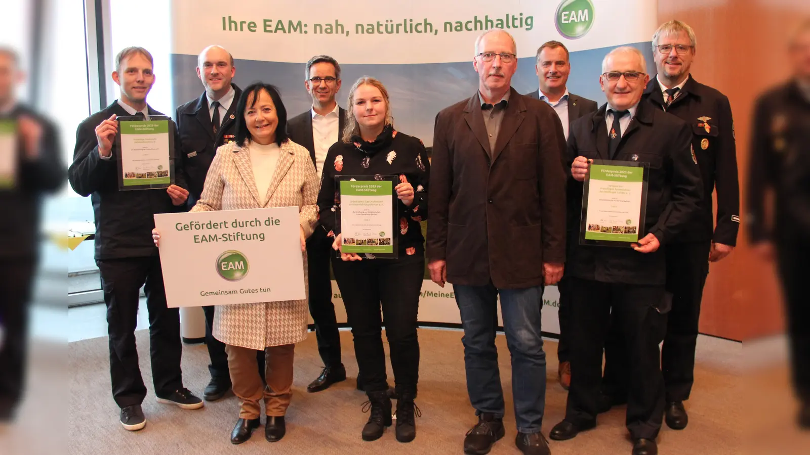 Preisverleihung mit den geförderten Projekten aus dem Landkreis Kassel (v.l.): Matthias Strutzke, Frank Dittrich (beide FW Helmarshausen), Northeims Landrätin Astrid Klinkert-Kittel, EAM-Geschäftsführer Hans-Hinrich Schriever, Diana Paatz-Lecke, Frank Grünwald (beide AK Geschichte und Dorfentwicklung Ehrsten), EAM-Geschäftsführer Olaf Kieser, Dirk Behr und Winfried Kramer (beide Verband der Freiwilligen Feuerwehren des Wolfhager Landes). (Foto: EAM)