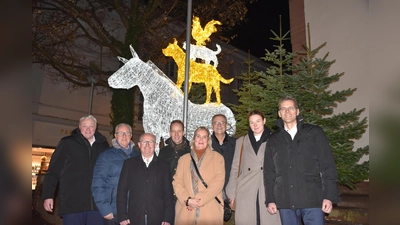 Organisatoren und Sponsoren präsentierten die neue, Lichtinstallation der Märchenstadt (v. l.) Bürgermeister Daniel Hartmann, Jürgen Knabe, (Werbegemeinschaft Höxter), Martin Dirkes( Sparkassen Paderborn-Detmold-Höxter), Jens Klingemann (Mode- und Sporthaus Klingemann), Julia Gogrewe (Baudezernentin), Elmar Düker (Knop Straßen- und Tiefbau), Madita Alberding, (Huxarium Gartenpark) und Michael Meier, VerbundVolksbank (Foto: Barbara Siebrecht)