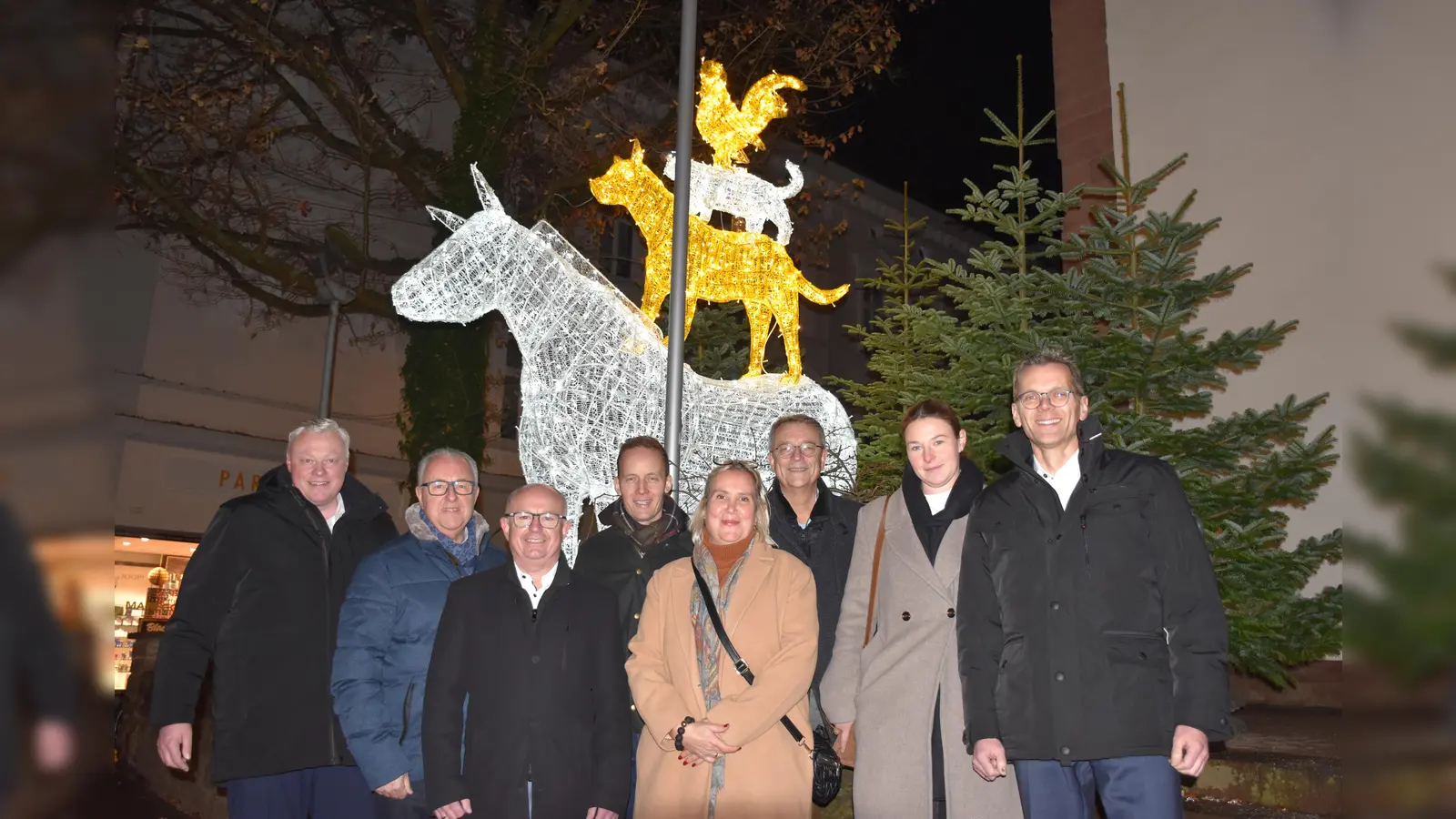 Organisatoren und Sponsoren präsentierten die neue, Lichtinstallation der Märchenstadt (v. l.) Bürgermeister Daniel Hartmann, Jürgen Knabe, (Werbegemeinschaft Höxter), Martin Dirkes( Sparkassen Paderborn-Detmold-Höxter), Jens Klingemann (Mode- und Sporthaus Klingemann), Julia Gogrewe (Baudezernentin), Elmar Düker (Knop Straßen- und Tiefbau), Madita Alberding, (Huxarium Gartenpark) und Michael Meier, VerbundVolksbank (Foto: Barbara Siebrecht)
