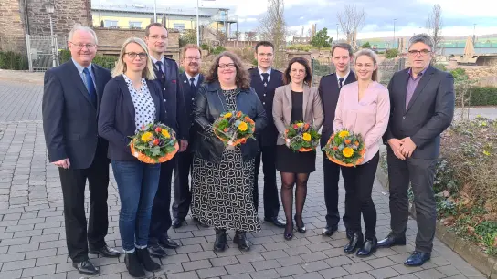 Neue Feuerwehrführung: (v.l.) Bürgermeister Hubertus Grimm, Annette Knipping und Markus Knipping (stellv. Stadtbrandmeister), Stefan Nostitz (Kreisbrandmeister) mit Ehefrau Britta Nostitz, Sebastian Ewen (Stadtbrandmeister) und Ehefrau Jennifer Ewen, Marius Ulrich (Stellv. Stadtbrandmeister) mit Ehefrau Vanessa Ulrich sowie Ordnungsamtleiter Frank Filmar.  (Foto: Peter Vössing)