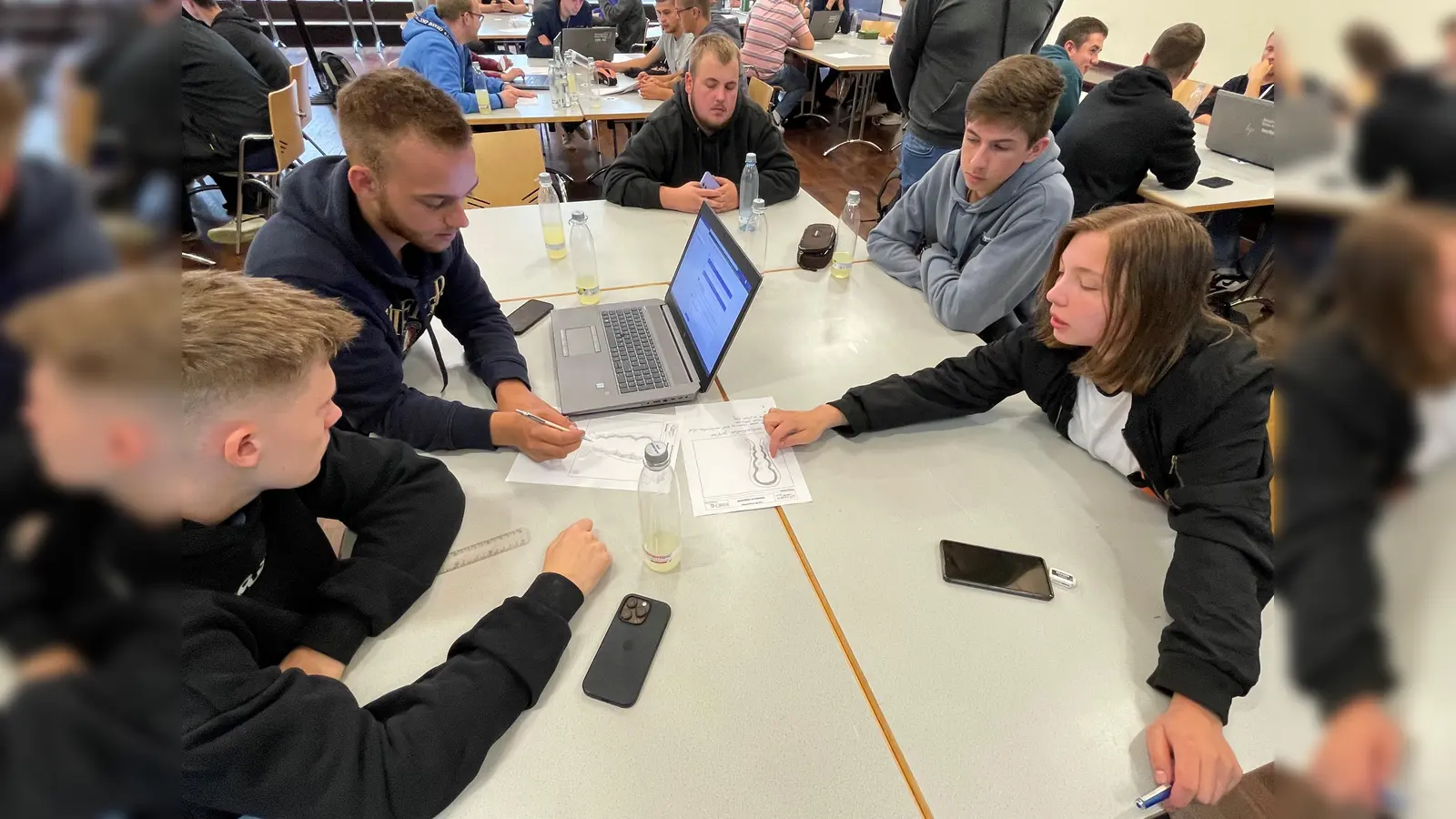 Die Schülerinnen und Schüler in Diskussion über die Details ihres Konstruktionsentwurfs. (Foto: BBS Holzminden)