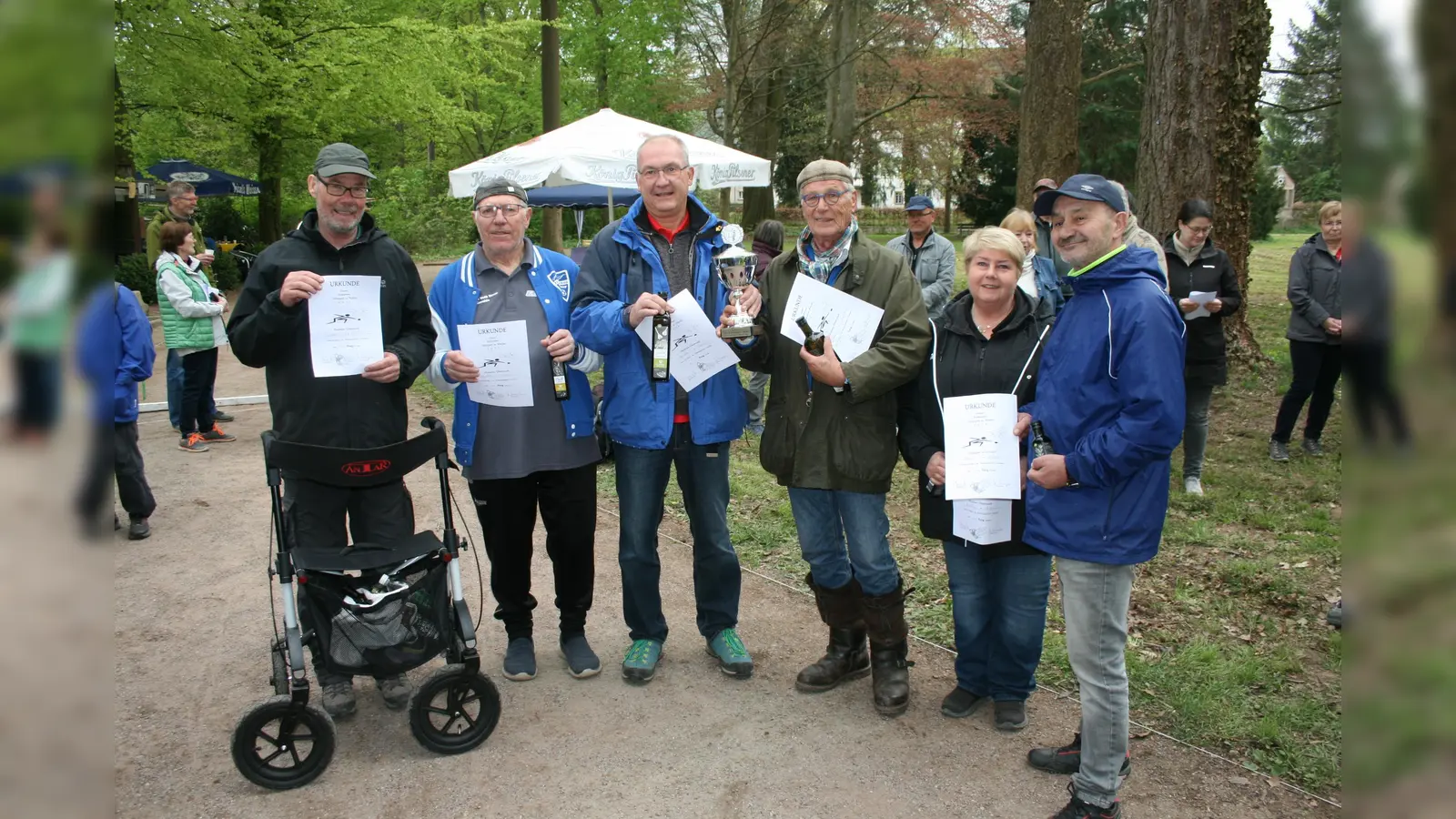 Die Sieger: (v.l.) Gerd Oberhommert und Geraldo Swania (2. Platz), Karsten Engelhardt und Thies Hoffmann (Sieger) sowie Martina Lindt und Aras Balic (3. Platz)<br> (Foto: Winfried Gawandtka)