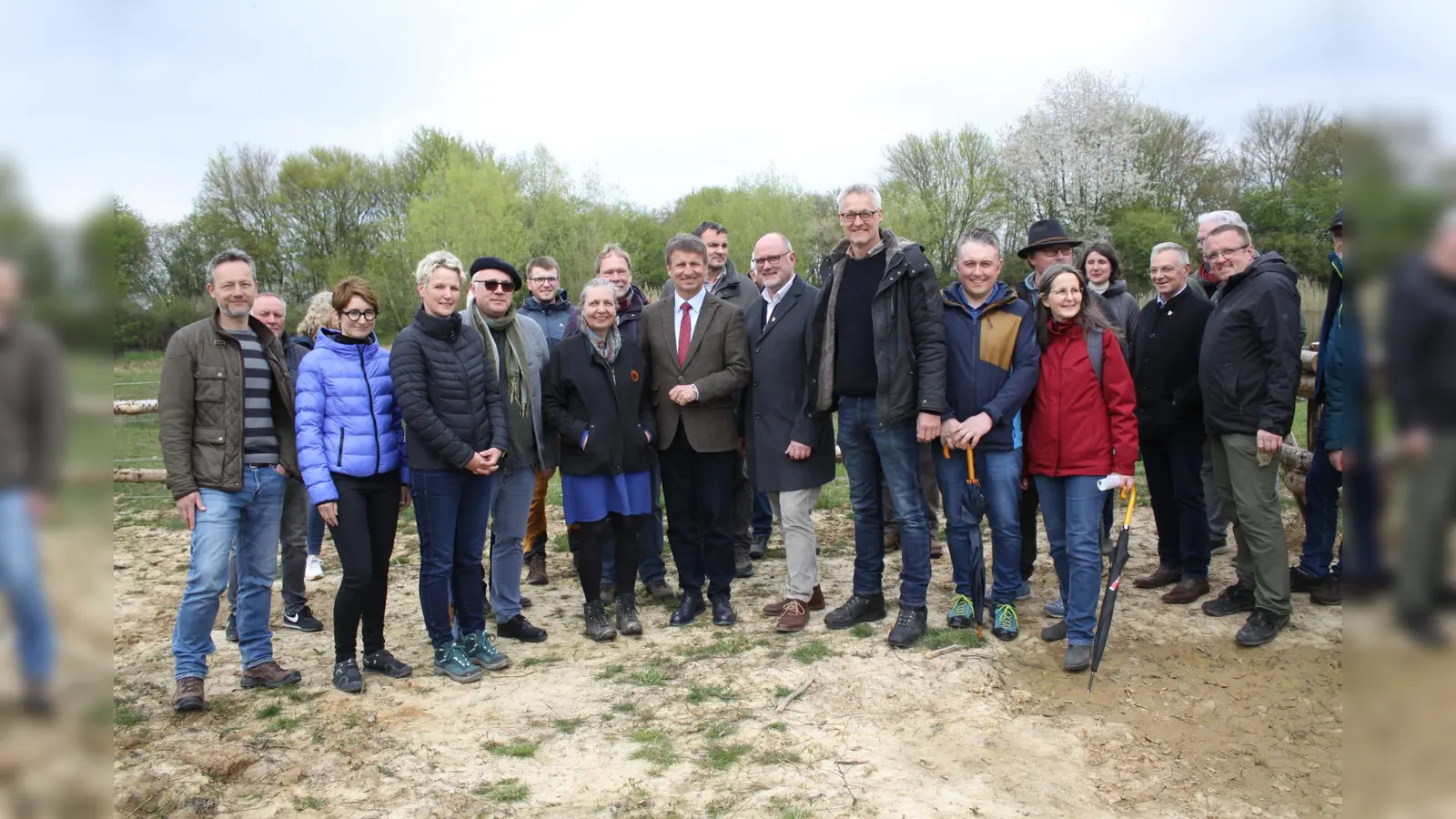 Der Wildnis- und Naturerlebnispfad wird vorgestellt: Nicht nur Landrat Michael Stickeln, Nieheims Bürgermeister Johannes Schlütz (vorne Vierter von rechts), Dr. Kathrin Weiß (Abteilungsleiterin Umweltschutz und Abfallwirtschaft; vorne Dritte von links) und Rita Rothenstein (Mitarbeiterin Bezirksregierung Detmold; vorne rechts) sind nach der Führung von Frank Grawe (wissenschaftlicher Leiter der Landschaftsstation des Kreises Höxter; vorne Dritter von rechts) begeistert.  (Foto: Kreis Höxter)