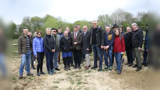Der Wildnis- und Naturerlebnispfad wird vorgestellt: Nicht nur Landrat Michael Stickeln, Nieheims Bürgermeister Johannes Schlütz (vorne Vierter von rechts), Dr. Kathrin Weiß (Abteilungsleiterin Umweltschutz und Abfallwirtschaft; vorne Dritte von links) und Rita Rothenstein (Mitarbeiterin Bezirksregierung Detmold; vorne rechts) sind nach der Führung von Frank Grawe (wissenschaftlicher Leiter der Landschaftsstation des Kreises Höxter; vorne Dritter von rechts) begeistert.  (Foto: Kreis Höxter)