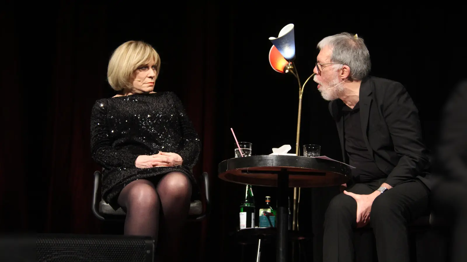 Schlagerstar Mary Roos und Kabarettist Wolfgang Trepper ziehen über alte Schlager und Fernsehshows von früher her. (Foto: Burkhard Battran)