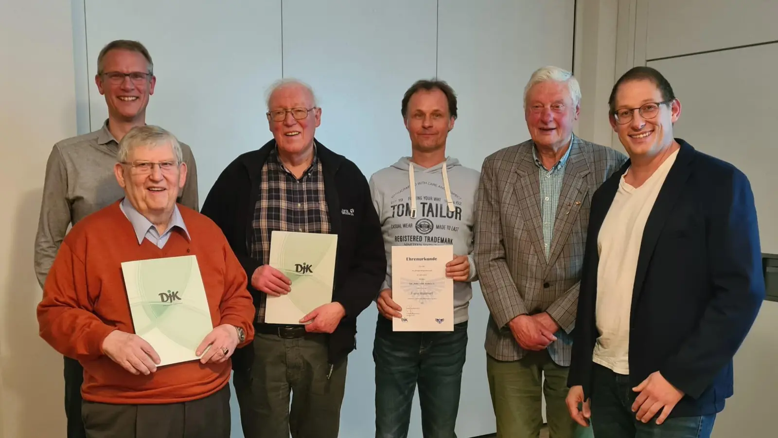 Ehrungen für langjährige Mitgliedschaften durch den 1. Vorsitzenden Karsten Oeynhausen (r.): (v.l.) Frank Roland, Gerhard Güthoff, Klaus Flanz, Frank Waldhoff, Franz-Josef Babik. (Foto: DJK Brakel)