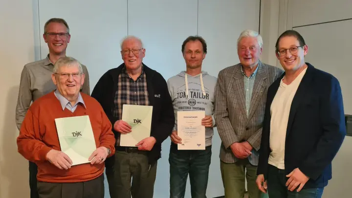 Ehrungen für langjährige Mitgliedschaften durch den 1. Vorsitzenden Karsten Oeynhausen (r.): (v.l.) Frank Roland, Gerhard Güthoff, Klaus Flanz, Frank Waldhoff, Franz-Josef Babik. (Foto: DJK Brakel)
