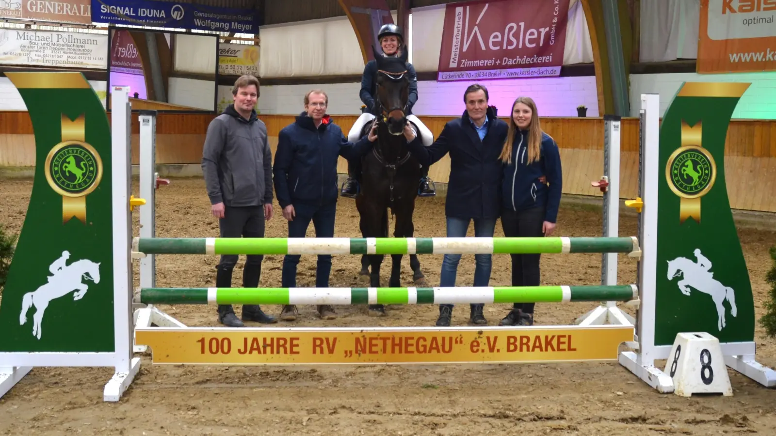 V.l.: Axel Konersmann, Frank Drewes, Lena Brinkman auf Aragorns Kolibri, Heinz Kirchhoff und Emma Dornieden mit dem Jubiläumssprung anlässlich des 100-jährigen Bestehens des Reitervereins Nethegau Brakel freuen sich auf die kommende Veranstaltung. (Foto: privat)