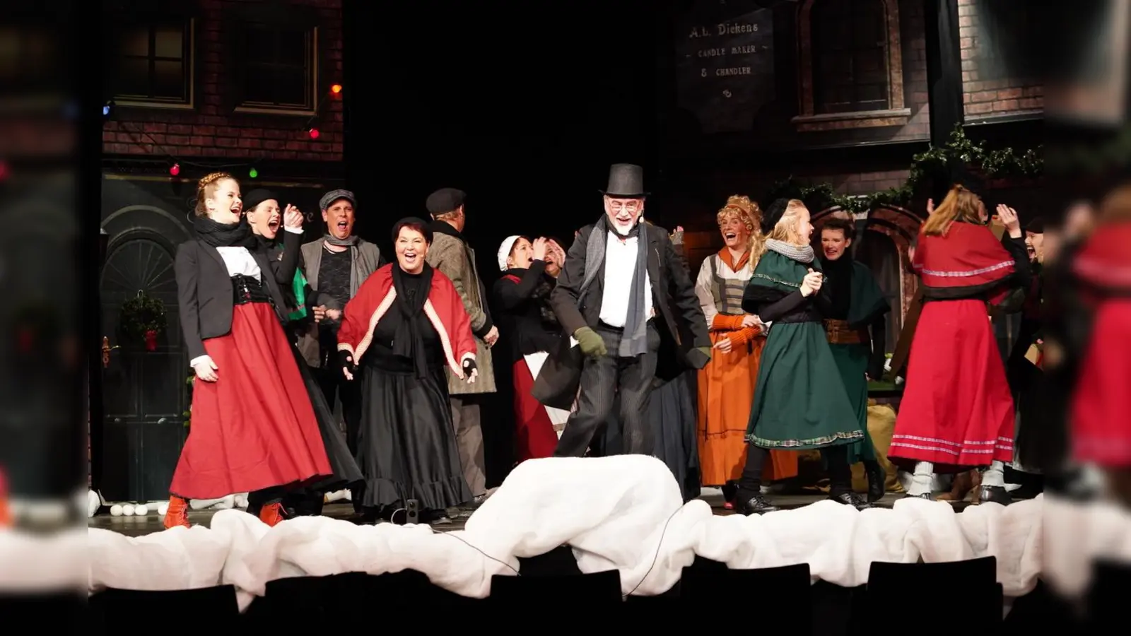 „Welch ein Tag“: Der Griesgram Scrooge (Thomas Rüther) lässt sich eines Besseren belehren und feiert ausgelassen mit. (Foto: privat)