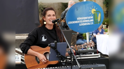 Ein musikalischer Leckerbissen wird von 18 bis 20 Uhr auf dem Feierabendmarkt geboten. Dann steht die Warburger Künstlerin MAURA and the Moonfields auf der Bühne. (Foto: BI Lebenswertes Bördeland & Diemeltal)