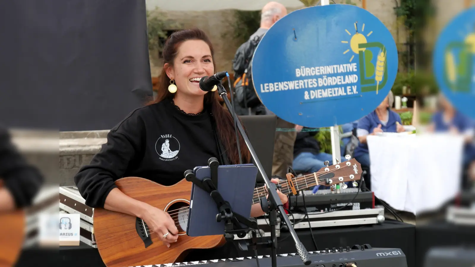 Ein musikalischer Leckerbissen wird von 18 bis 20 Uhr auf dem Feierabendmarkt geboten. Dann steht die Warburger Künstlerin MAURA and the Moonfields auf der Bühne. (Foto: BI Lebenswertes Bördeland & Diemeltal)