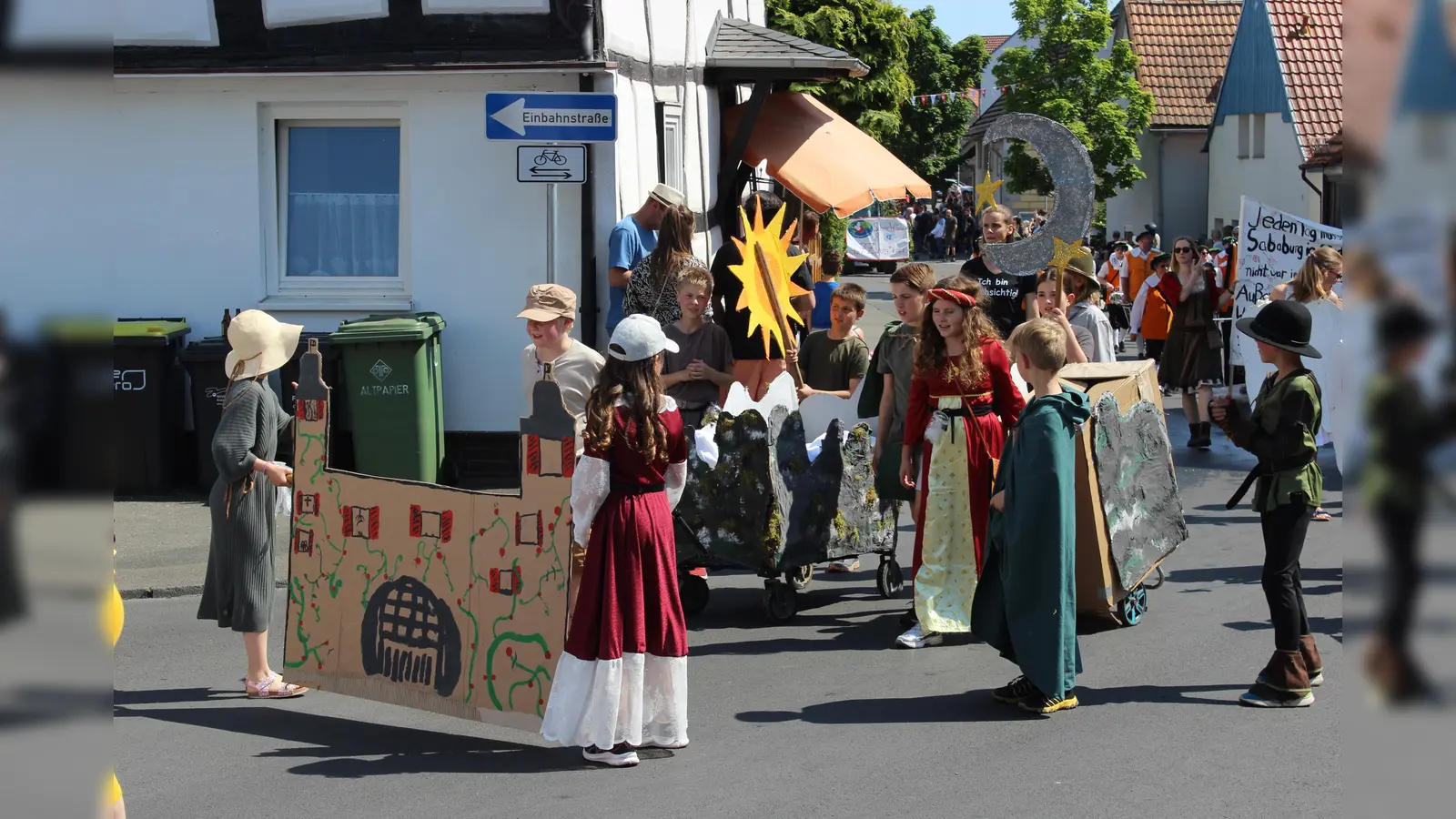 Am Sonntag fand der große Festumzug beim 71. Viehmarkt in Hofgeismar statt. Er stand unter dem Motto „800 Jahre Stadt - Hofgeismars unendliche Geschichte”.  (Foto: Julia Sürder)