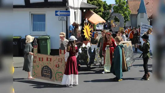 Am Sonntag fand der große Festumzug beim 71. Viehmarkt in Hofgeismar statt. Er stand unter dem Motto „800 Jahre Stadt - Hofgeismars unendliche Geschichte”.  (Foto: Julia Sürder)
