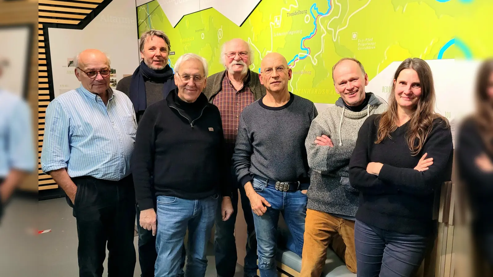Der BI-Arbeitskreis Würgassen besuchte die Ausstellung Naturerlebnis Diemeltal in der Alten Schule Dalheim (v.l.): Rainer Mues, Heinrich Wenisch, Karl-Otto Scholz, Josef Jacobi, Prof. Dr. Dr. Martin Hörning, Hubertus Hartmann und Edith Götz. (Foto: Bürgerinitiative Lebenswertes Bördeland & Diemeltal)