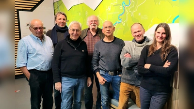 Der BI-Arbeitskreis Würgassen besuchte die Ausstellung Naturerlebnis Diemeltal in der Alten Schule Dalheim (v.l.): Rainer Mues, Heinrich Wenisch, Karl-Otto Scholz, Josef Jacobi, Prof. Dr. Dr. Martin Hörning, Hubertus Hartmann und Edith Götz. (Foto: Bürgerinitiative Lebenswertes Bördeland & Diemeltal)