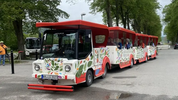 Der Rasende Weserwurm fährt nur noch die Haltestellen vor dem Schloss Corvey und am Berliner Platz an. Der Live-Standort der Bahn lässt sich über einen Link verfolgen. (Foto: Landesgartenschau Höxter 2023/Lena Sternheimer)