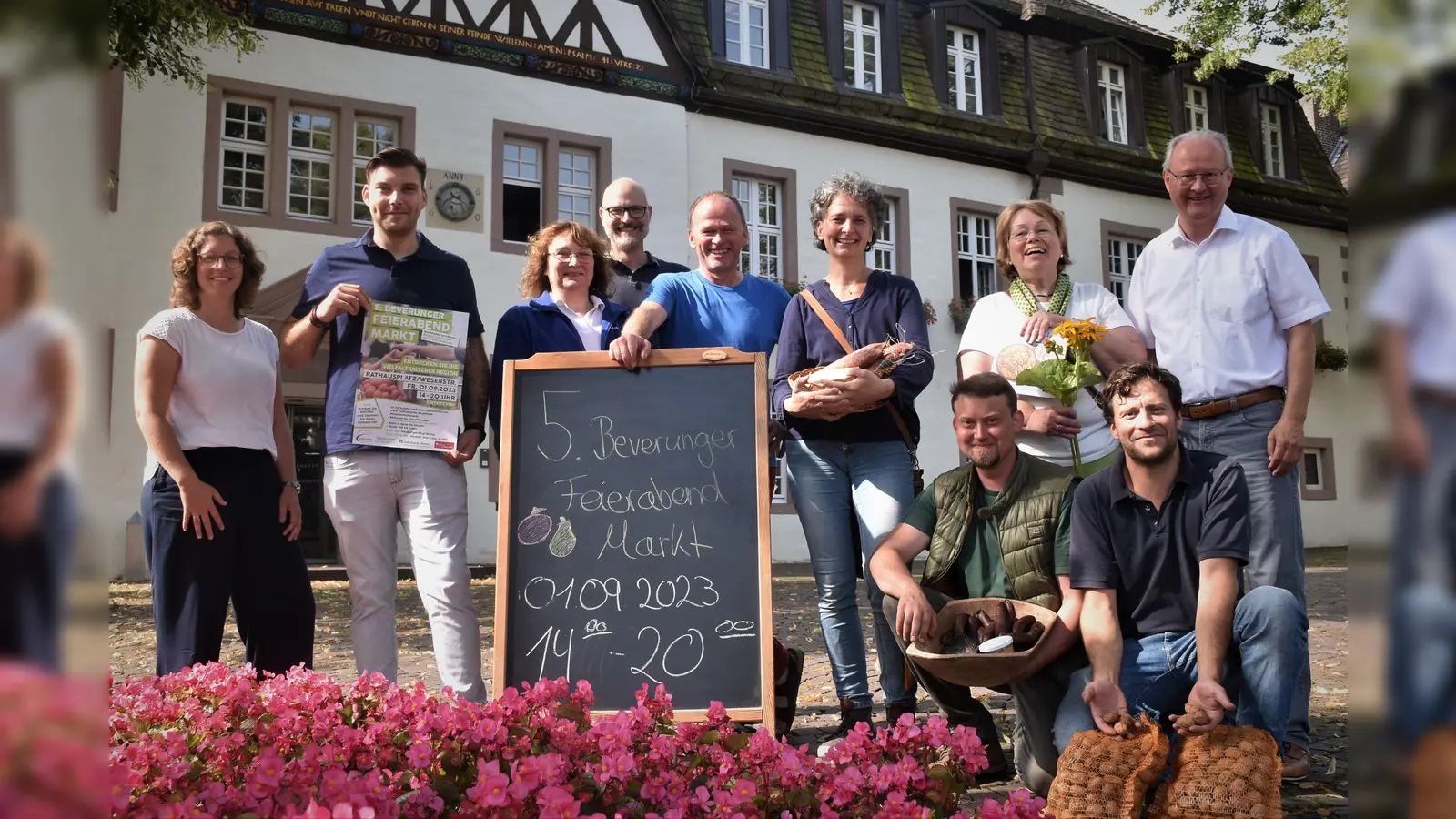 Stellvertretend für alle Anbieter und Aktiven laden ein: Verena Hoppe und Sören Prokop (Bev. Marketing), Martina Bönning (CVWB), Sebastian Kübler (Bev. Marketing), Hubertus Hartmann und Jutta Sträter (Biohof), Marita Tegethoff (Landfrauen), Sören Kinecke und Constantin von Weichs (Gut Amelunxen) und Bürgermeister Hubertus Grimm.  (Foto: Barbara Siebrecht)