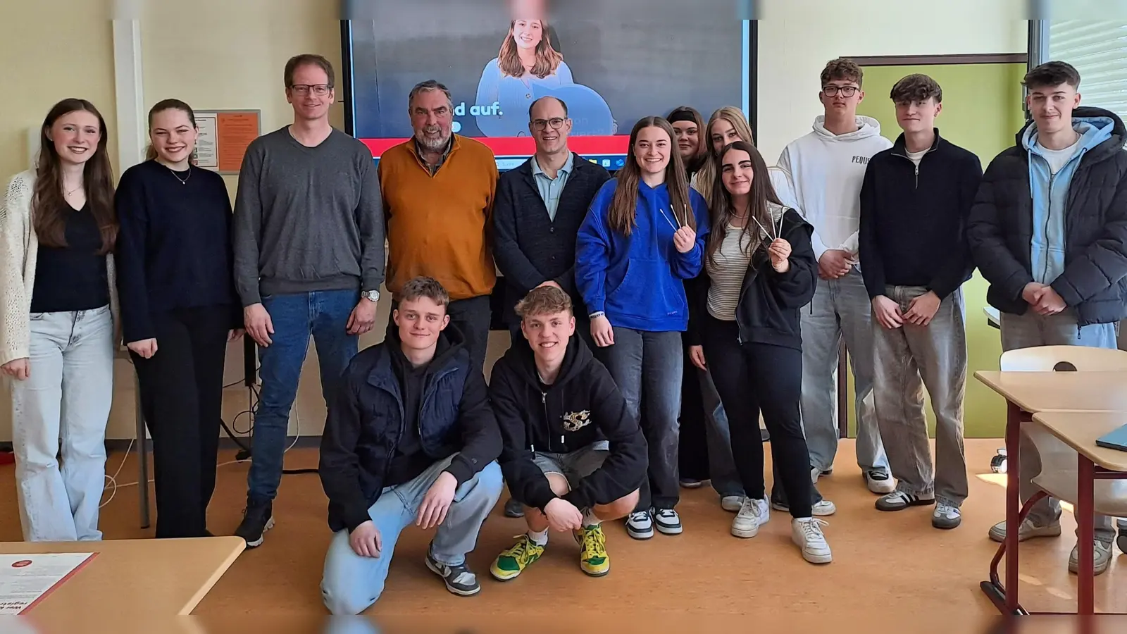 Das Foto zeigt: Alois Hoffmeister (Organisator), Arnd Krömeke (Stellv. Schulleiter), Paul Jansen (Ursprungsinitiator der Aktion am SGS) und Schülerinnen und Schüler der Jahrgangsstufe Q2. (Foto: SGS / Alois Hoffmeister)