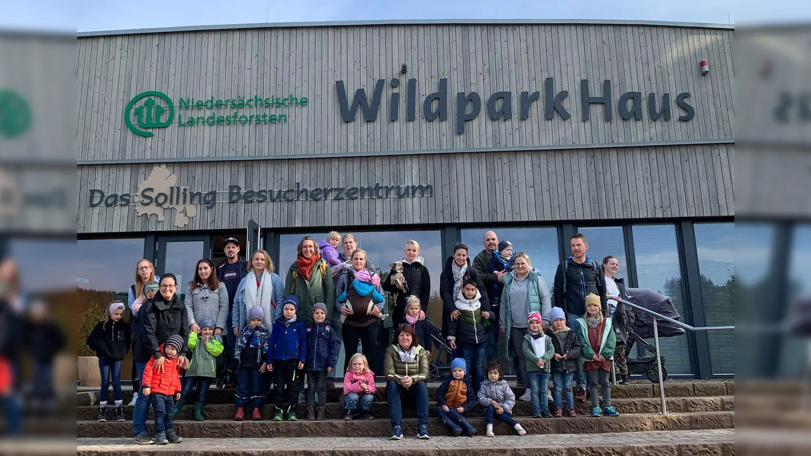 Die fleißigen Apfelsammler stellten sich vor dem Besucherzentrum des Parks zum Erinnerungsbild. (Foto: privat)