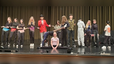 Schülerinnen und Schüler des Jahrgangs 10 stachen mit ihrem Theaterstück „Entführung auf Umwegen“ hervor. (Foto: Sekundarschule Warburg / privat)
