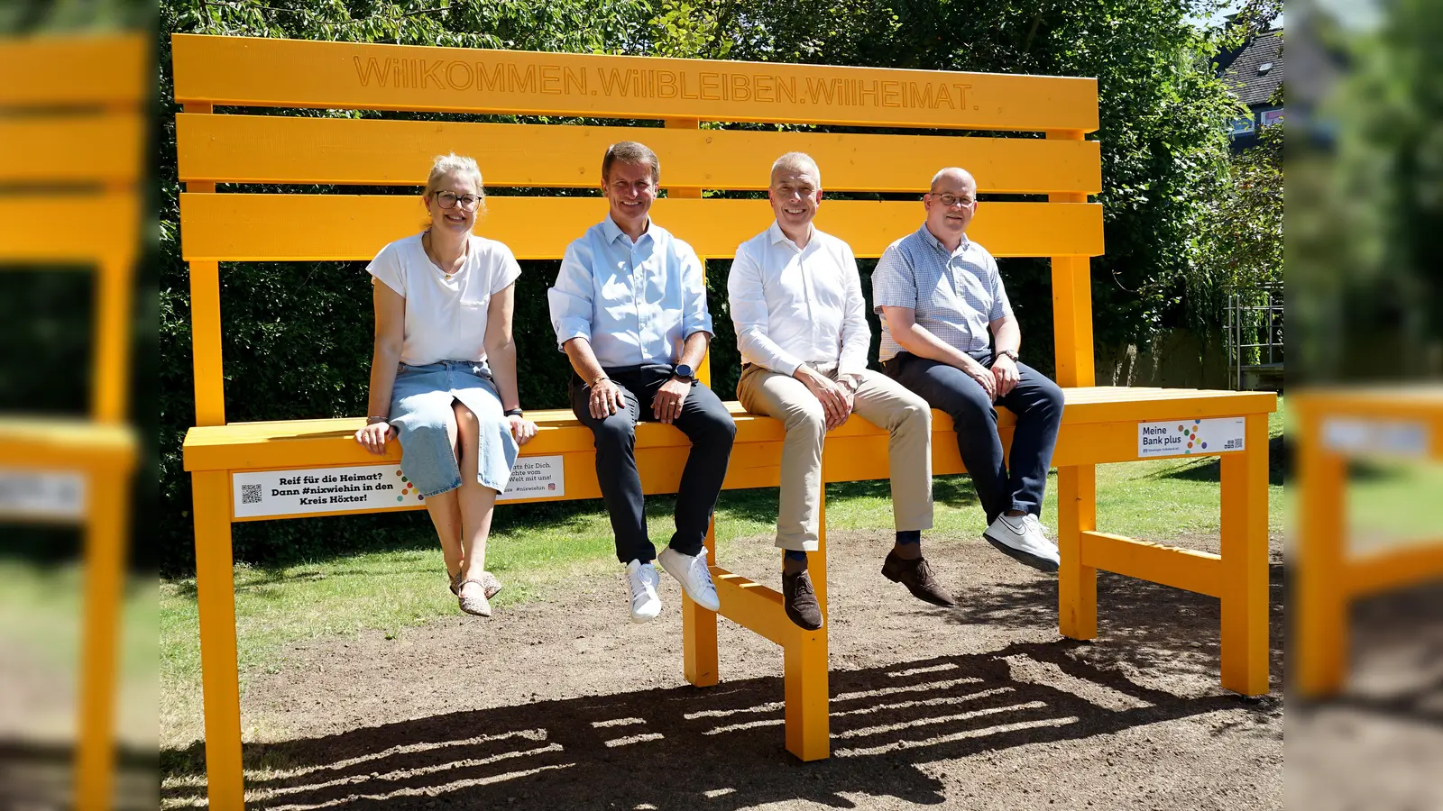 Auf der Bank (v.l.): Julia Handtke (Leitung Willkommensagentur GfW), Landrat Michael Stickeln, Birger Kriwet (Vorstand vereinigte Volksbank eG) und Michael Stolte (Geschäftsführung GfW). (Foto: Kreis Höxter)