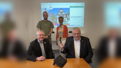 Stephan Rasche (Abteilungsleiter IT), Jan-Erik Wagemann, Sachbearbeiter E-Government, Brigitte Husemann (Abteilungsleiterin Zentrale Dienste und Personal) sowie Bürgermeister Daniel Hartmann stellen den neuen KI-Assistenten vor. Das digitale Serviceangebot unterstützt Bürgerinnen und Bürger ab sofort bei Fragen rund um die Dienstleistungen der Stadtverwaltung. (Foto: Stadt Höxter)