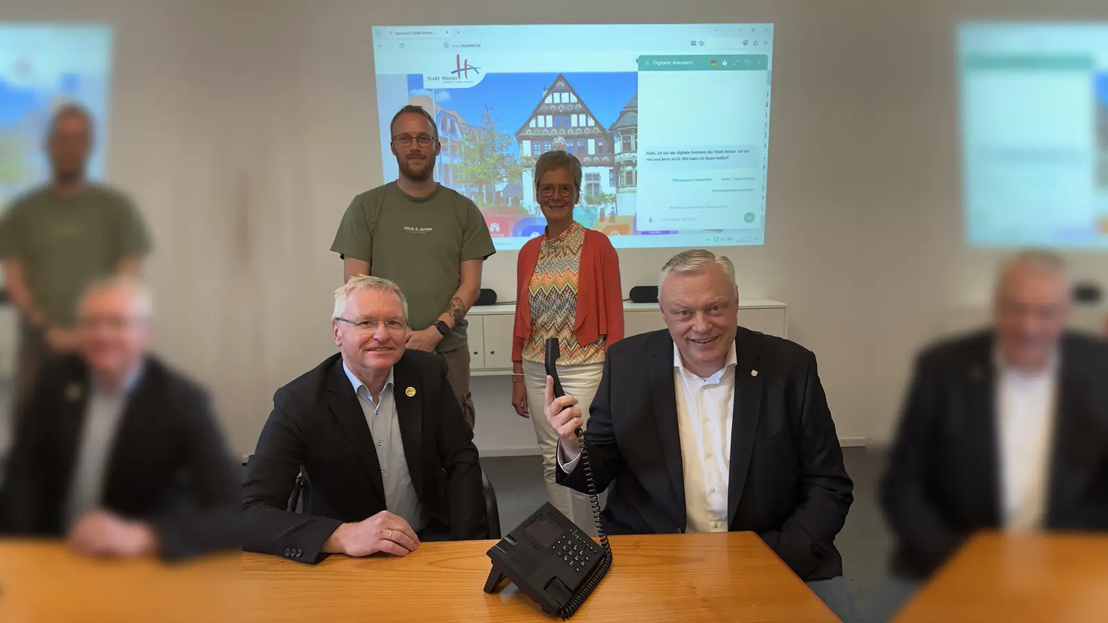 Stephan Rasche (Abteilungsleiter IT), Jan-Erik Wagemann, Sachbearbeiter E-Government, Brigitte Husemann (Abteilungsleiterin Zentrale Dienste und Personal) sowie Bürgermeister Daniel Hartmann stellen den neuen KI-Assistenten vor. Das digitale Serviceangebot unterstützt Bürgerinnen und Bürger ab sofort bei Fragen rund um die Dienstleistungen der Stadtverwaltung. (Foto: Stadt Höxter)