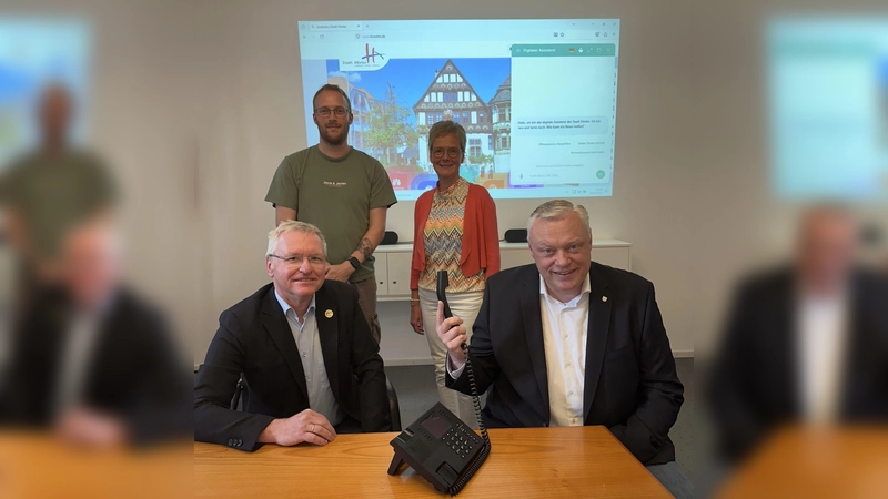 Stephan Rasche (Abteilungsleiter IT), Jan-Erik Wagemann, Sachbearbeiter E-Government, Brigitte Husemann (Abteilungsleiterin Zentrale Dienste und Personal) sowie Bürgermeister Daniel Hartmann stellen den neuen KI-Assistenten vor. Das digitale Serviceangebot unterstützt Bürgerinnen und Bürger ab sofort bei Fragen rund um die Dienstleistungen der Stadtverwaltung. (Foto: Stadt Höxter)
