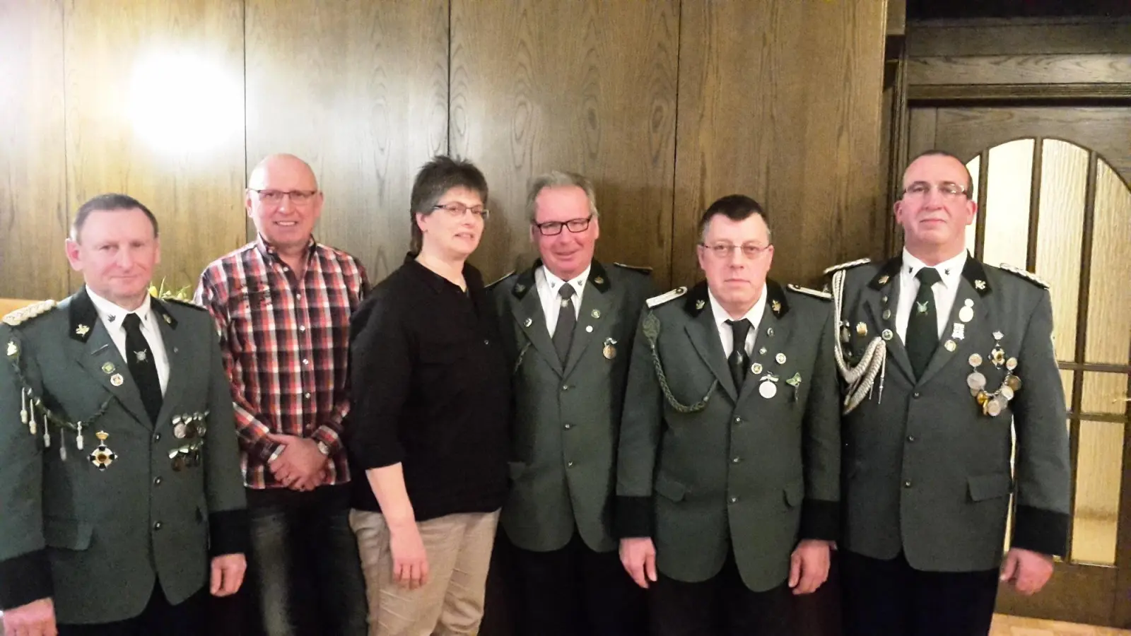 Ehrungen: (v.l.) König Werner Fust, Bernd Mense, Marita Kieneke, Rainer Stafast, Heinrich David, Oberst Walter Rudolph. (Foto: Foto: privat)