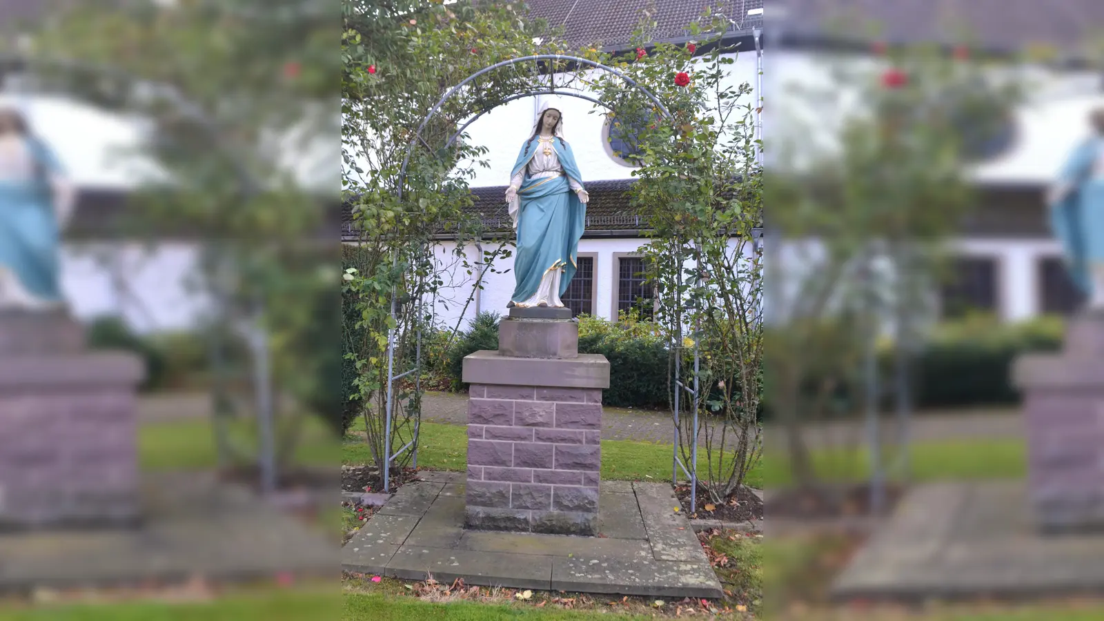 Marienstatue vor der Dalhauser Kirche (Foto: Katja Koch)