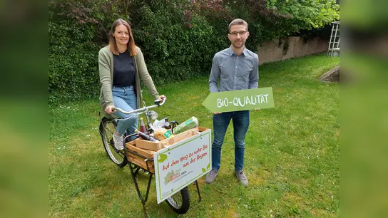 Die Ökomodellregionen des Kulturlands Kreis Höxter und des Landkreises Holzminden präsentieren sich auf der Landesgartenschau in Höxter: Projektmanagerin Laura Jäger (Kulturland Kreis Höxter) und Projektmanager Hendrik Hoffmann (Landkreis Holzminden) . (Foto: Kreis Höxter)